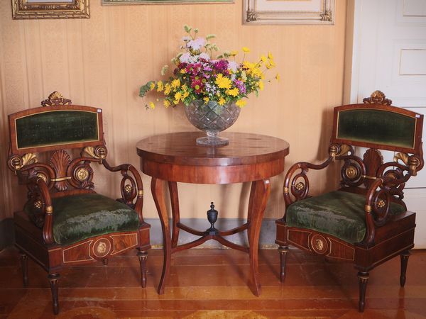 Coppia di poltrone in noce e impiallacciate in piuma di noce  - Asta Un'antica dimora marchigiana: Arredi antichi e Arte contemporanea - Associazione Nazionale - Case d'Asta italiane