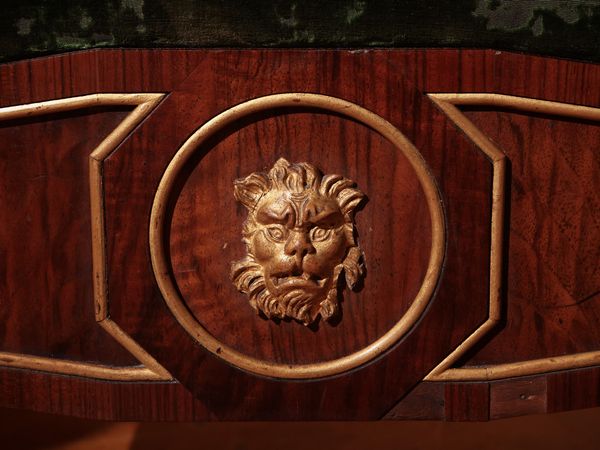 Coppia di poltrone in noce e impiallacciate in piuma di noce  - Asta Un'antica dimora marchigiana: Arredi antichi e Arte contemporanea - Associazione Nazionale - Case d'Asta italiane