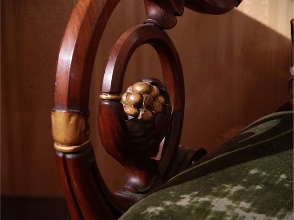 Coppia di poltrone in noce e impiallacciate in piuma di noce  - Asta Un'antica dimora marchigiana: Arredi antichi e Arte contemporanea - Associazione Nazionale - Case d'Asta italiane