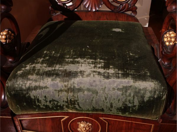 Coppia di poltrone in noce e impiallacciate in piuma di noce  - Asta Un'antica dimora marchigiana: Arredi antichi e Arte contemporanea - Associazione Nazionale - Case d'Asta italiane