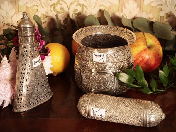 Accessori decorativi in argento  - Asta Un'antica dimora marchigiana: Arredi antichi e Arte contemporanea - Associazione Nazionale - Case d'Asta italiane