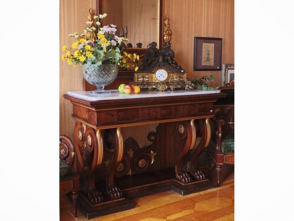 Grande console impiallacciata in piuma di noce  - Asta Un'antica dimora marchigiana: Arredi antichi e Arte contemporanea - Associazione Nazionale - Case d'Asta italiane