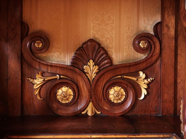 Grande console impiallacciata in piuma di noce  - Asta Un'antica dimora marchigiana: Arredi antichi e Arte contemporanea - Associazione Nazionale - Case d'Asta italiane