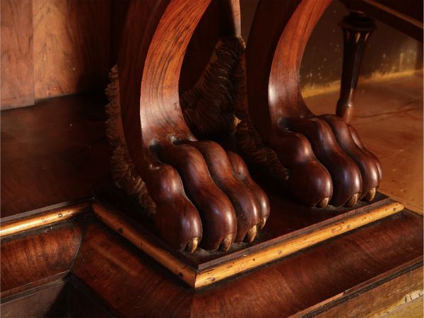 Grande console impiallacciata in piuma di noce  - Asta Un'antica dimora marchigiana: Arredi antichi e Arte contemporanea - Associazione Nazionale - Case d'Asta italiane