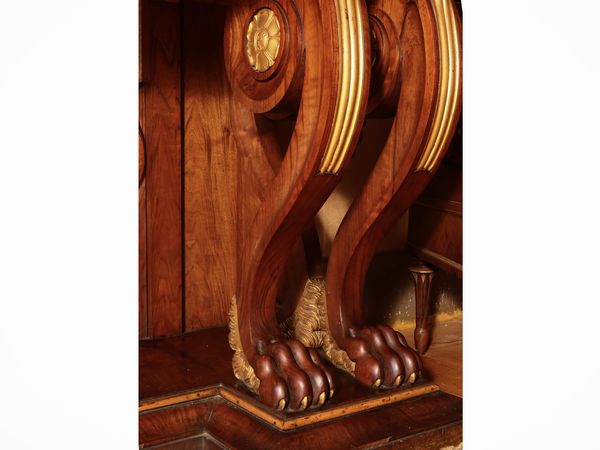 Grande console impiallacciata in piuma di noce  - Asta Un'antica dimora marchigiana: Arredi antichi e Arte contemporanea - Associazione Nazionale - Case d'Asta italiane