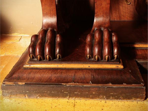 Grande console impiallacciata in piuma di noce  - Asta Un'antica dimora marchigiana: Arredi antichi e Arte contemporanea - Associazione Nazionale - Case d'Asta italiane