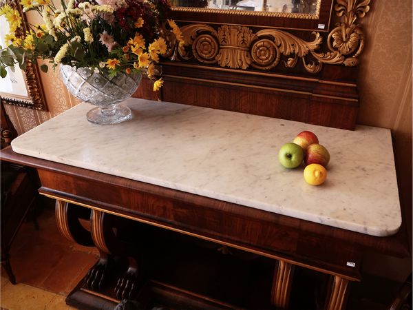 Grande console impiallacciata in piuma di noce  - Asta Un'antica dimora marchigiana: Arredi antichi e Arte contemporanea - Associazione Nazionale - Case d'Asta italiane