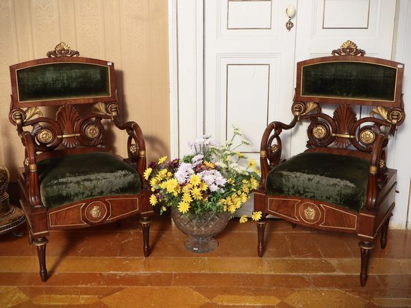 Coppia di poltrone in noce e impiallacciate in piuma di noce  - Asta Un'antica dimora marchigiana: Arredi antichi e Arte contemporanea - Associazione Nazionale - Case d'Asta italiane
