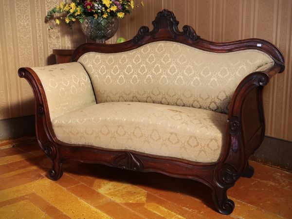 Divanetto a barca in noce  - Asta Un'antica dimora marchigiana: Arredi antichi e Arte contemporanea - Associazione Nazionale - Case d'Asta italiane