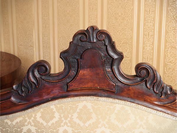 Divanetto a barca in noce  - Asta Un'antica dimora marchigiana: Arredi antichi e Arte contemporanea - Associazione Nazionale - Case d'Asta italiane