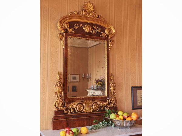Monumentale specchiera impiallacciata in noce e lumeggiata in oro  - Asta Un'antica dimora marchigiana: Arredi antichi e Arte contemporanea - Associazione Nazionale - Case d'Asta italiane