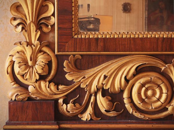Monumentale specchiera impiallacciata in noce e lumeggiata in oro  - Asta Un'antica dimora marchigiana: Arredi antichi e Arte contemporanea - Associazione Nazionale - Case d'Asta italiane