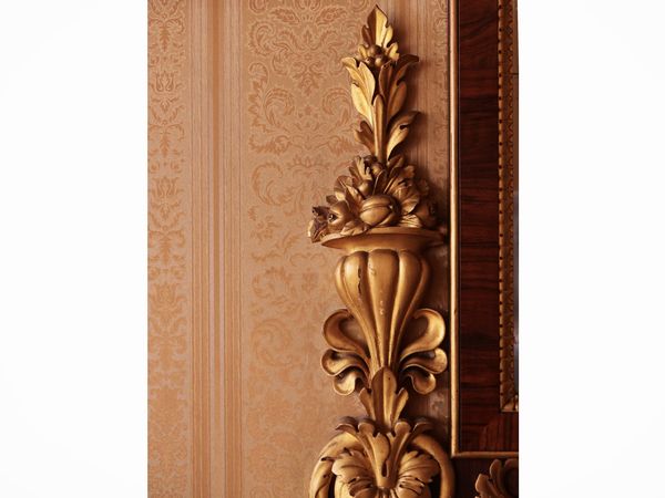 Monumentale specchiera impiallacciata in noce e lumeggiata in oro  - Asta Un'antica dimora marchigiana: Arredi antichi e Arte contemporanea - Associazione Nazionale - Case d'Asta italiane