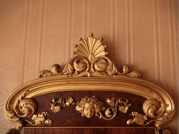 Monumentale specchiera impiallacciata in noce e lumeggiata in oro  - Asta Un'antica dimora marchigiana: Arredi antichi e Arte contemporanea - Associazione Nazionale - Case d'Asta italiane