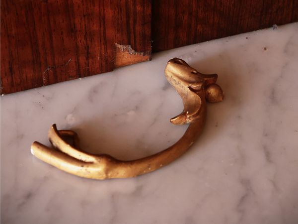 Monumentale specchiera impiallacciata in noce e lumeggiata in oro  - Asta Un'antica dimora marchigiana: Arredi antichi e Arte contemporanea - Associazione Nazionale - Case d'Asta italiane