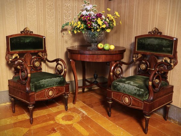 Coppia di poltrone in noce e impiallacciate in piuma di noce  - Asta Un'antica dimora marchigiana: Arredi antichi e Arte contemporanea - Associazione Nazionale - Case d'Asta italiane