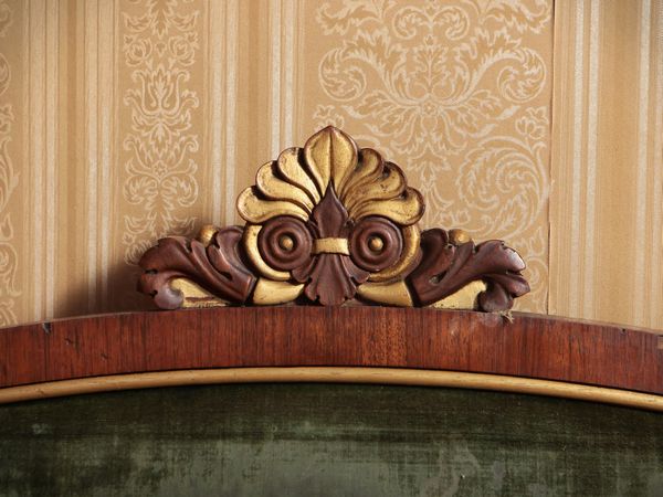 Coppia di poltrone in noce e impiallacciate in piuma di noce  - Asta Un'antica dimora marchigiana: Arredi antichi e Arte contemporanea - Associazione Nazionale - Case d'Asta italiane