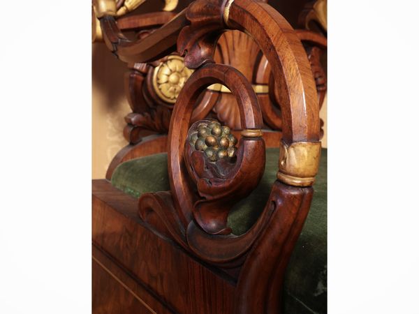 Coppia di poltrone in noce e impiallacciate in piuma di noce  - Asta Un'antica dimora marchigiana: Arredi antichi e Arte contemporanea - Associazione Nazionale - Case d'Asta italiane