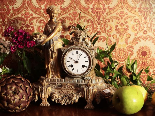 Orologio da tavolo in antimonio dorato  - Asta Un'antica dimora marchigiana: Arredi antichi e Arte contemporanea - Associazione Nazionale - Case d'Asta italiane