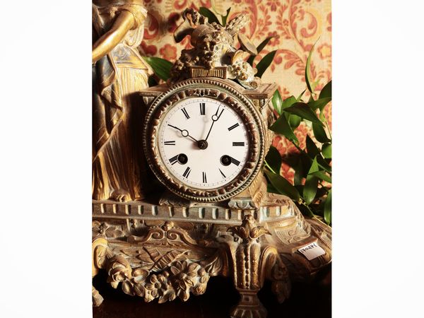 Orologio da tavolo in antimonio dorato  - Asta Un'antica dimora marchigiana: Arredi antichi e Arte contemporanea - Associazione Nazionale - Case d'Asta italiane