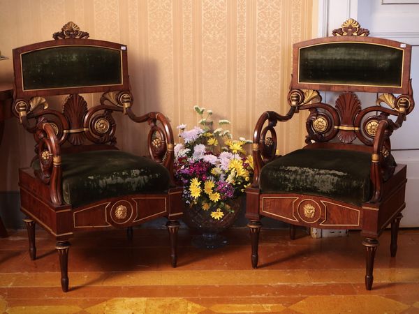 Coppia di poltrone in noce e impiallacciate in piuma di noce  - Asta Un'antica dimora marchigiana: Arredi antichi e Arte contemporanea - Associazione Nazionale - Case d'Asta italiane