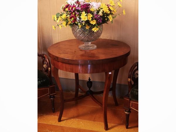 Tavolino da centro in noce  - Asta Un'antica dimora marchigiana: Arredi antichi e Arte contemporanea - Associazione Nazionale - Case d'Asta italiane