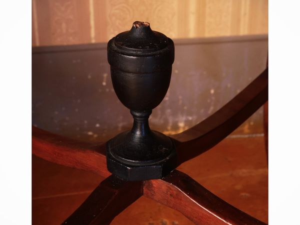 Tavolino da centro in noce  - Asta Un'antica dimora marchigiana: Arredi antichi e Arte contemporanea - Associazione Nazionale - Case d'Asta italiane