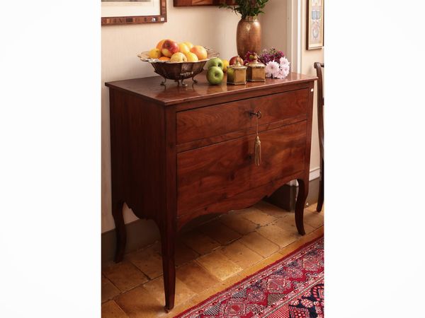 Piccolo cassettone in ciliegio  - Asta Un'antica dimora marchigiana: Arredi antichi e Arte contemporanea - Associazione Nazionale - Case d'Asta italiane