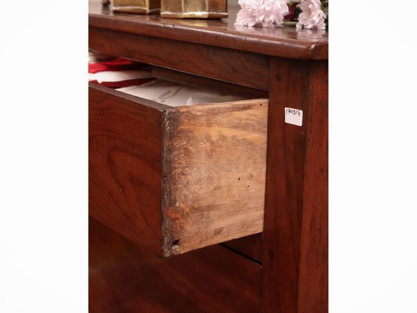 Piccolo cassettone in ciliegio  - Asta Un'antica dimora marchigiana: Arredi antichi e Arte contemporanea - Associazione Nazionale - Case d'Asta italiane