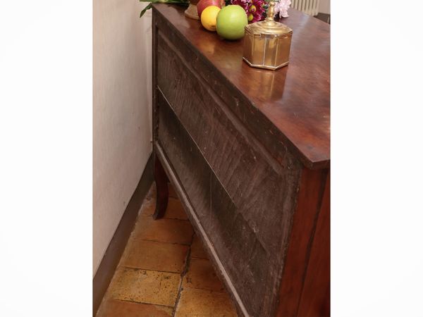 Piccolo cassettone in ciliegio  - Asta Un'antica dimora marchigiana: Arredi antichi e Arte contemporanea - Associazione Nazionale - Case d'Asta italiane