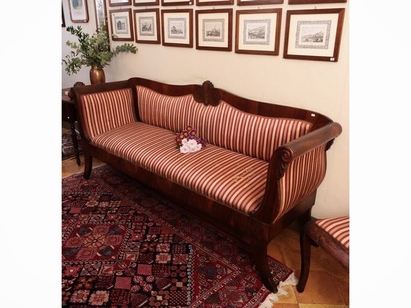 Divano a ventaglio in noce  - Asta Un'antica dimora marchigiana: Arredi antichi e Arte contemporanea - Associazione Nazionale - Case d'Asta italiane