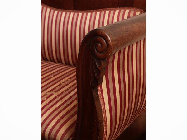 Divano a ventaglio in noce  - Asta Un'antica dimora marchigiana: Arredi antichi e Arte contemporanea - Associazione Nazionale - Case d'Asta italiane