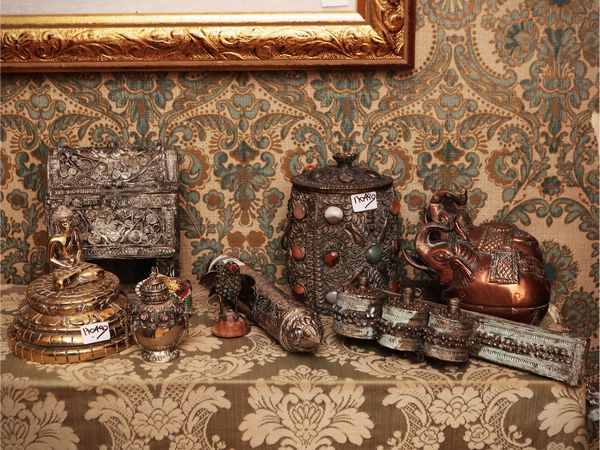 Grande miscellanea di curiosit� orientali  - Asta Un'antica dimora marchigiana: Arredi antichi e Arte contemporanea - Associazione Nazionale - Case d'Asta italiane