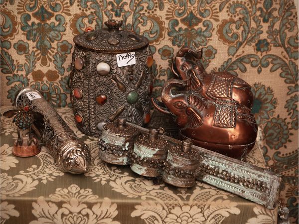 Grande miscellanea di curiosit� orientali  - Asta Un'antica dimora marchigiana: Arredi antichi e Arte contemporanea - Associazione Nazionale - Case d'Asta italiane