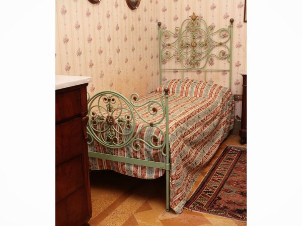 Letto singolo in ferro battuto tinto verde acqua  - Asta Un'antica dimora marchigiana: Arredi antichi e Arte contemporanea - Associazione Nazionale - Case d'Asta italiane