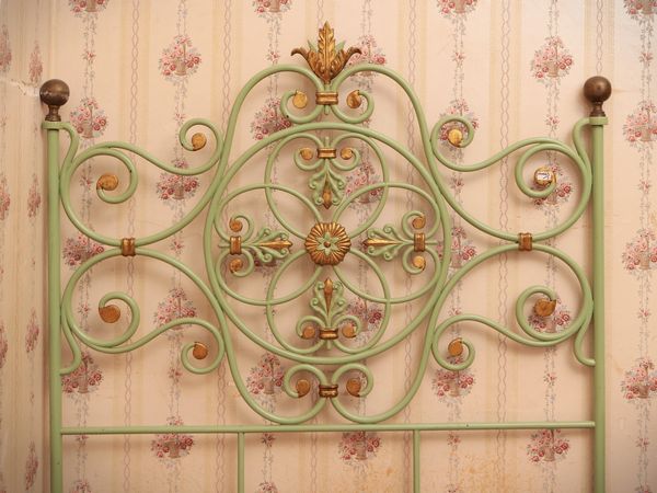 Letto singolo in ferro battuto tinto verde acqua  - Asta Un'antica dimora marchigiana: Arredi antichi e Arte contemporanea - Associazione Nazionale - Case d'Asta italiane