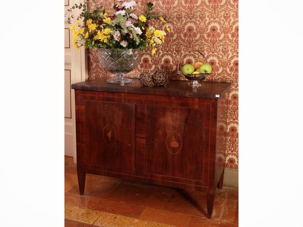 Piccolo scrittoio da centro impiallacciato in ciliegio  - Asta Un'antica dimora marchigiana: Arredi antichi e Arte contemporanea - Associazione Nazionale - Case d'Asta italiane