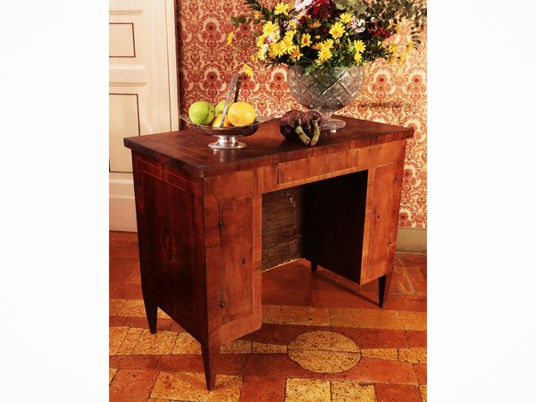 Piccolo scrittoio da centro impiallacciato in ciliegio  - Asta Un'antica dimora marchigiana: Arredi antichi e Arte contemporanea - Associazione Nazionale - Case d'Asta italiane