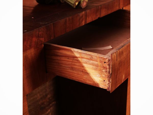 Piccolo scrittoio da centro impiallacciato in ciliegio  - Asta Un'antica dimora marchigiana: Arredi antichi e Arte contemporanea - Associazione Nazionale - Case d'Asta italiane