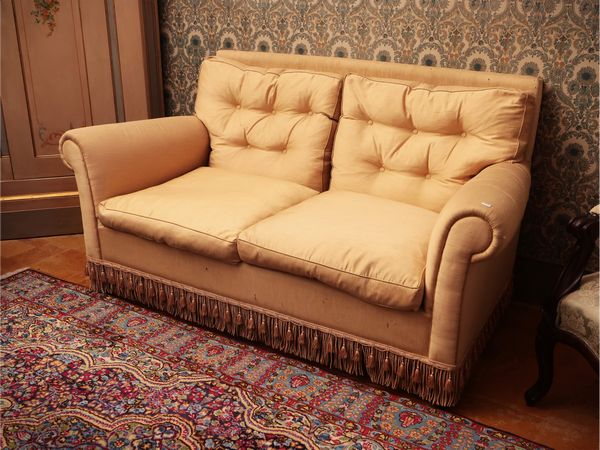 Divano a due posti rivestito in seta giallo crema  - Asta Un'antica dimora marchigiana: Arredi antichi e Arte contemporanea - Associazione Nazionale - Case d'Asta italiane