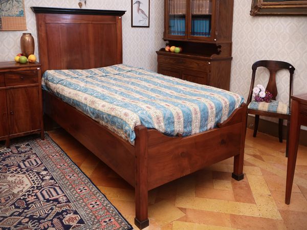 Letto singolo in noce  - Asta Un'antica dimora marchigiana: Arredi antichi e Arte contemporanea - Associazione Nazionale - Case d'Asta italiane