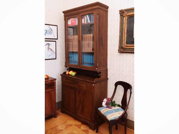 Libreria - vetrina a due corpi iin legno tinto ad imitazione della radica  - Asta Un'antica dimora marchigiana: Arredi antichi e Arte contemporanea - Associazione Nazionale - Case d'Asta italiane
