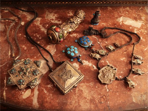Lotto di curiosit� orientali, anche in argento  - Asta Un'antica dimora marchigiana: Arredi antichi e Arte contemporanea - Associazione Nazionale - Case d'Asta italiane