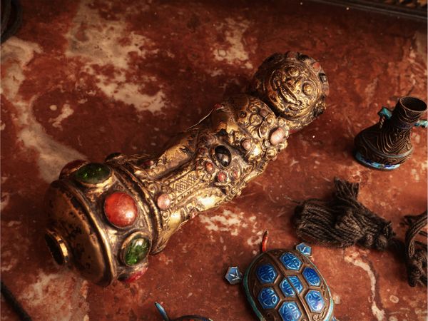 Lotto di curiosit� orientali, anche in argento  - Asta Un'antica dimora marchigiana: Arredi antichi e Arte contemporanea - Associazione Nazionale - Case d'Asta italiane