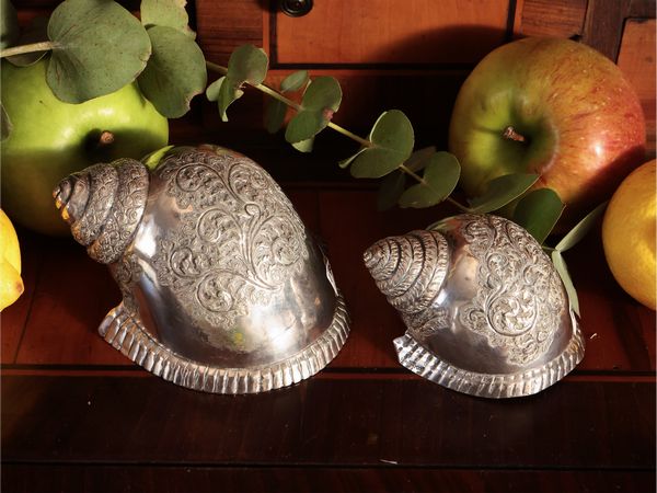 Due conchiglie decorative in argento  - Asta Un'antica dimora marchigiana: Arredi antichi e Arte contemporanea - Associazione Nazionale - Case d'Asta italiane