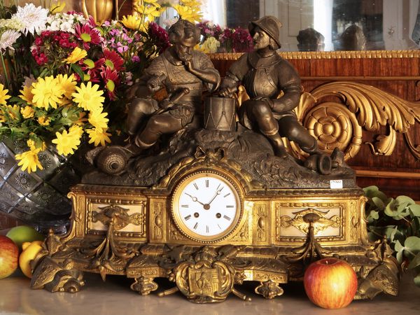 Monumentale orologio da camino in antimonio dorato e patinato  - Asta Un'antica dimora marchigiana: Arredi antichi e Arte contemporanea - Associazione Nazionale - Case d'Asta italiane