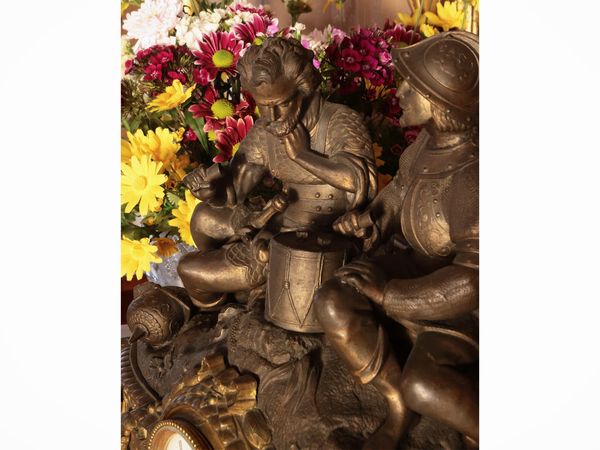 Monumentale orologio da camino in antimonio dorato e patinato  - Asta Un'antica dimora marchigiana: Arredi antichi e Arte contemporanea - Associazione Nazionale - Case d'Asta italiane