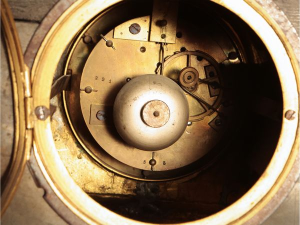 Monumentale orologio da camino in antimonio dorato e patinato  - Asta Un'antica dimora marchigiana: Arredi antichi e Arte contemporanea - Associazione Nazionale - Case d'Asta italiane