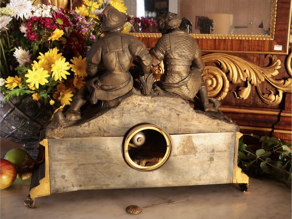 Monumentale orologio da camino in antimonio dorato e patinato  - Asta Un'antica dimora marchigiana: Arredi antichi e Arte contemporanea - Associazione Nazionale - Case d'Asta italiane