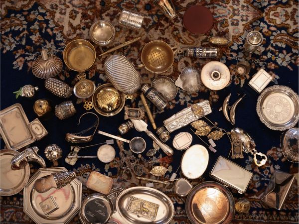 Ninnoli in metallo argentato  - Asta Un'antica dimora marchigiana: Arredi antichi e Arte contemporanea - Associazione Nazionale - Case d'Asta italiane